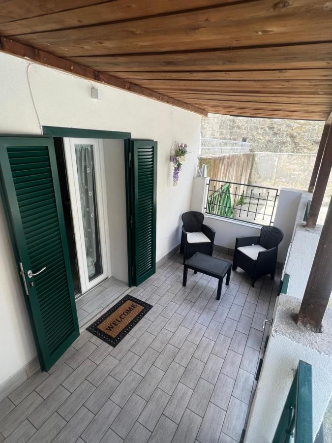 Terrazza esterna del B&B Casa Vacanze Nonna Clara a Napoli