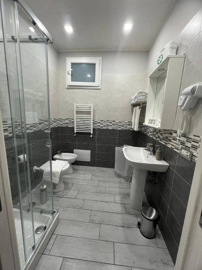 Bagno con doccia e bidet